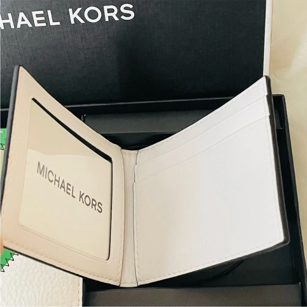 New in box Michael Kors 3 in 1 boxed white wallet set palm